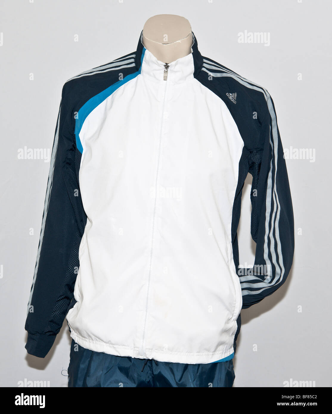Veste de survêtement Adidas. Logo Adidas trois bandes blanches sur les bras  Photo Stock - Alamy