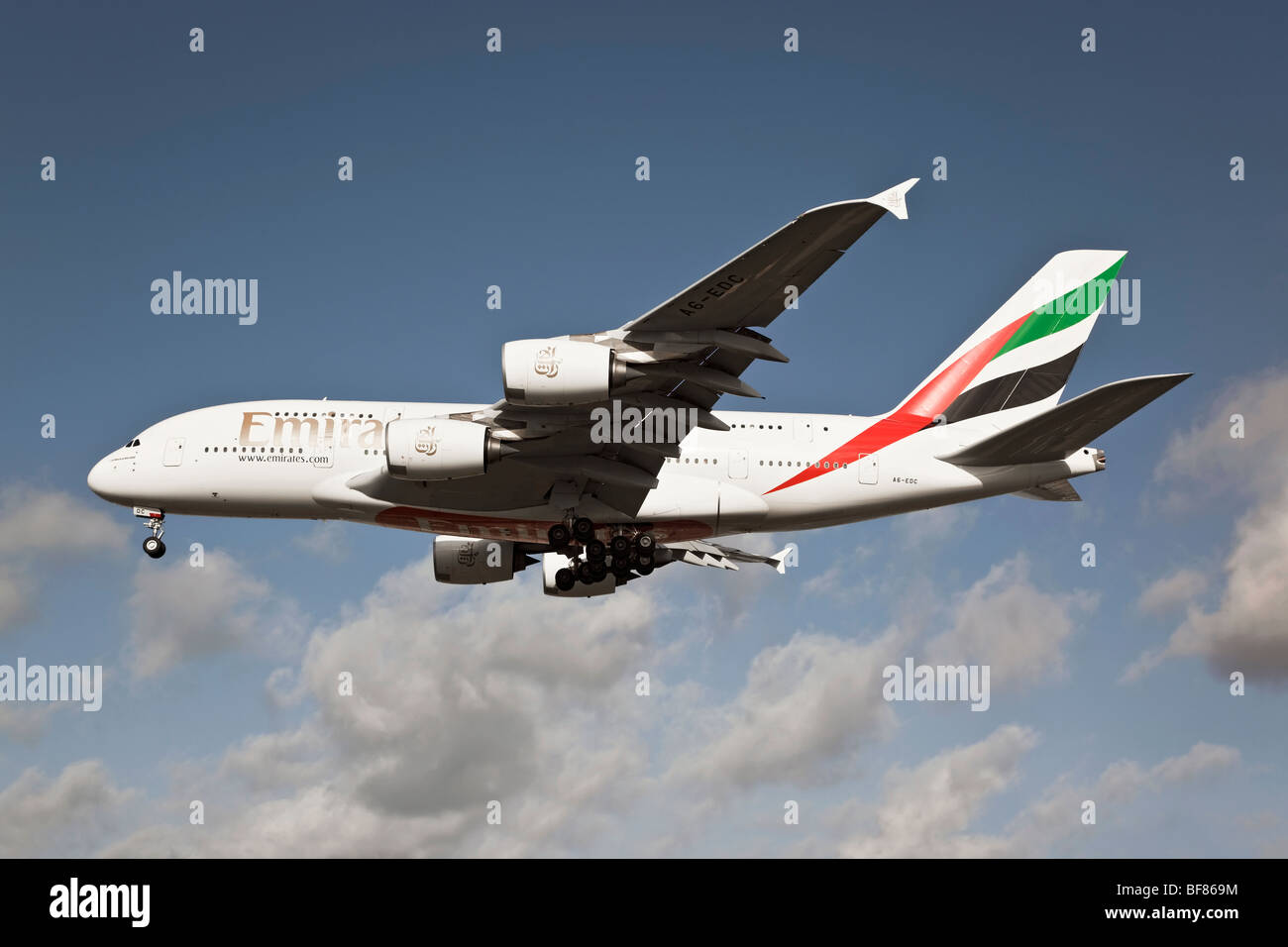 Un Airbus A380 d'Emirates super jumbo la compagnie aérienne nationale de Dubaï au décollage Banque D'Images