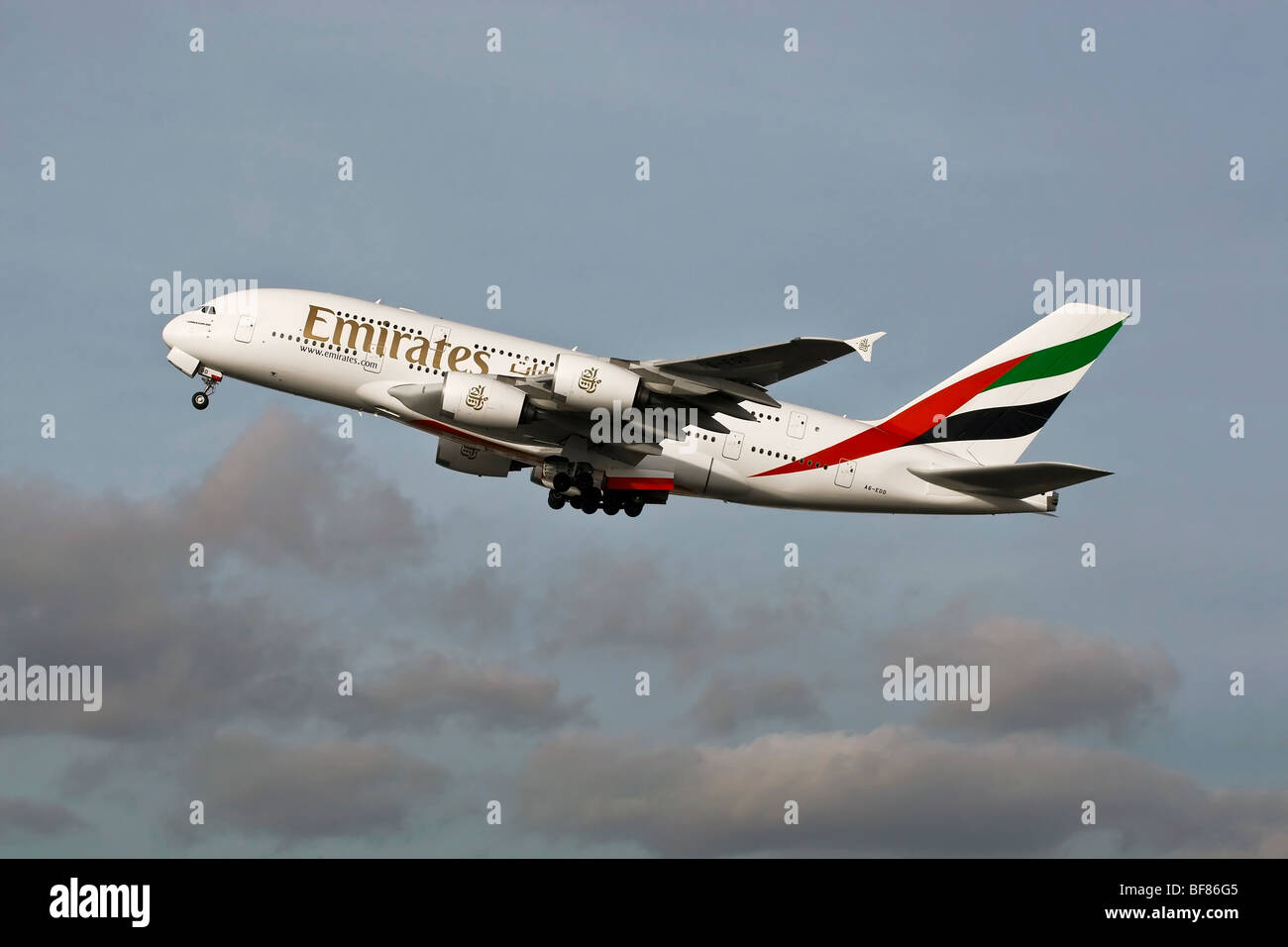 Un Airbus A380 d'Emirates super jumbo la compagnie aérienne nationale de Dubaï au décollage Banque D'Images