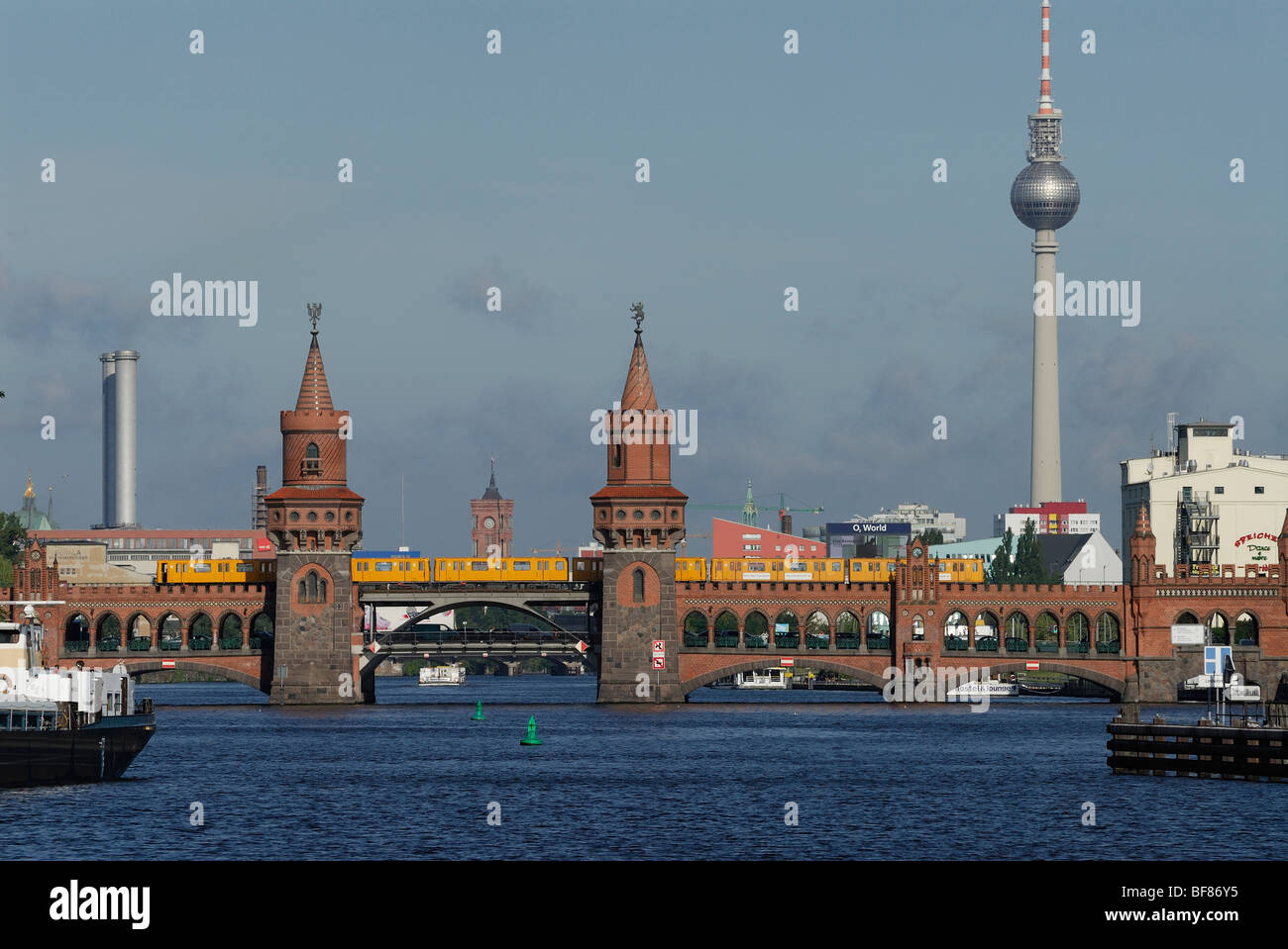 Berlin. L'Allemagne. L'Oberbaum bridge enjambe la rivière Spree connexion Friedrichschain & Kreuzberg. Banque D'Images