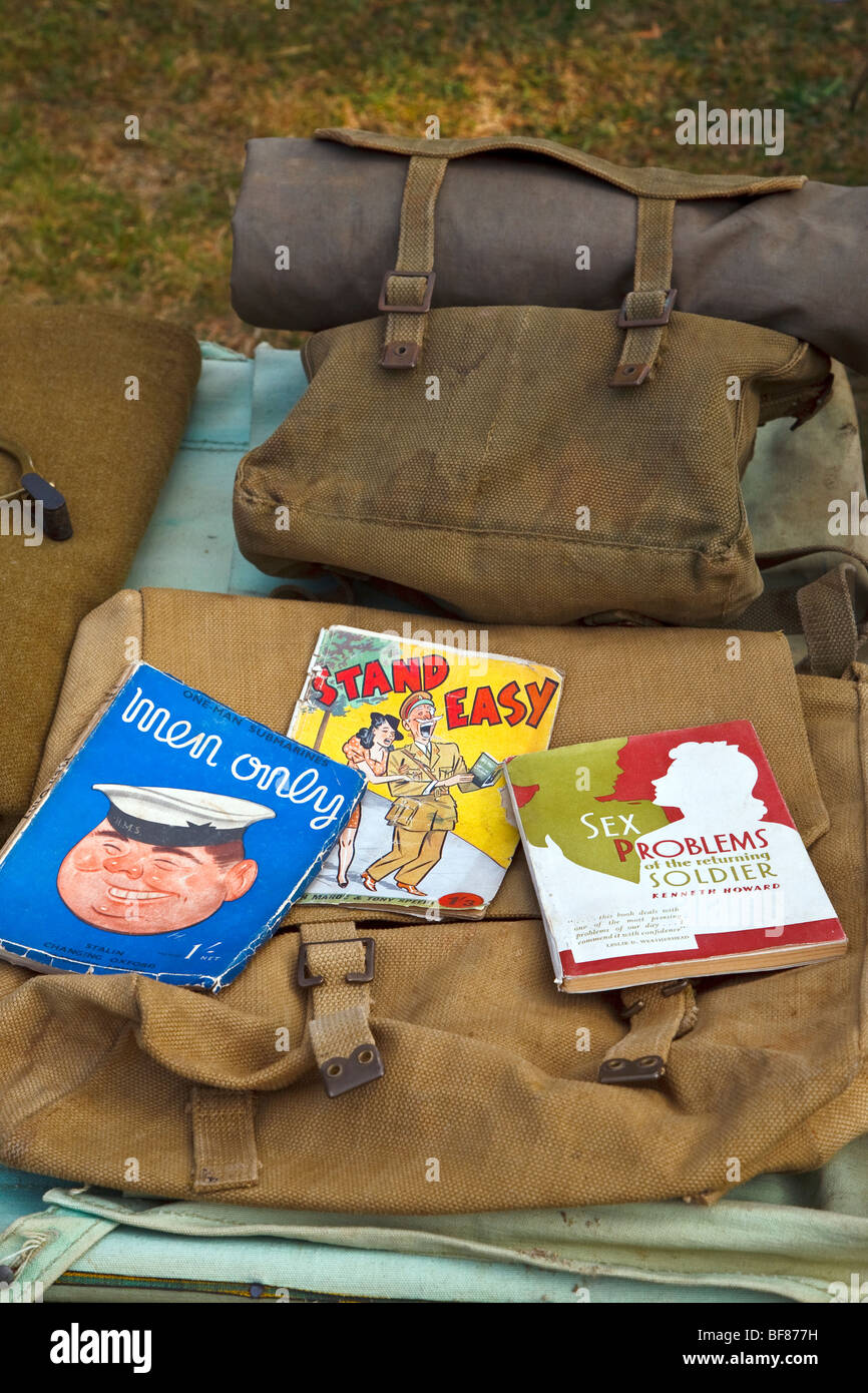 Home Guard souvenirs de guerre militaire des soldats de l'affichage d'une effets personnels sur une table à Goodwood, West Sussex, UK 2009 Engand Banque D'Images