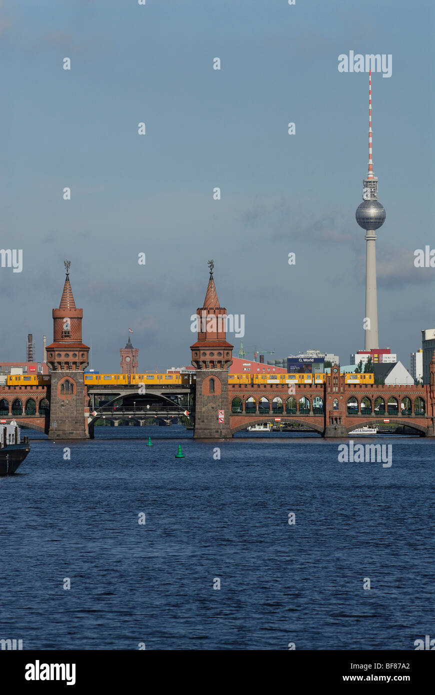 Berlin. L'Allemagne. L'Oberbaum bridge enjambe la rivière Spree connexion Friedrichschain & Kreuzberg. Banque D'Images