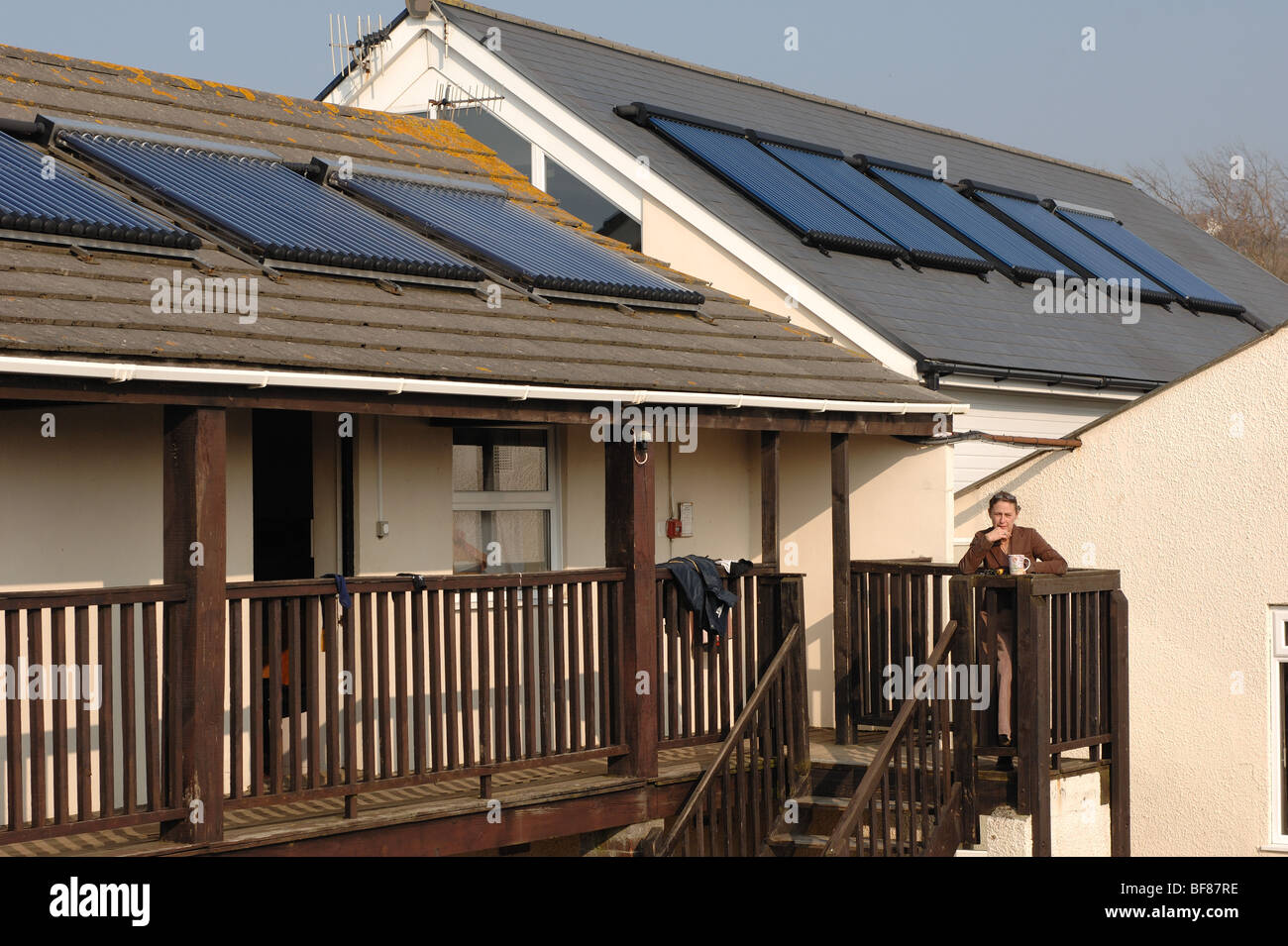 Large gamme de tubes de chauffage solaire de l'eau évacuée sur le toit d'un centre d'activités de plein air dans le nord du Devon england uk Banque D'Images