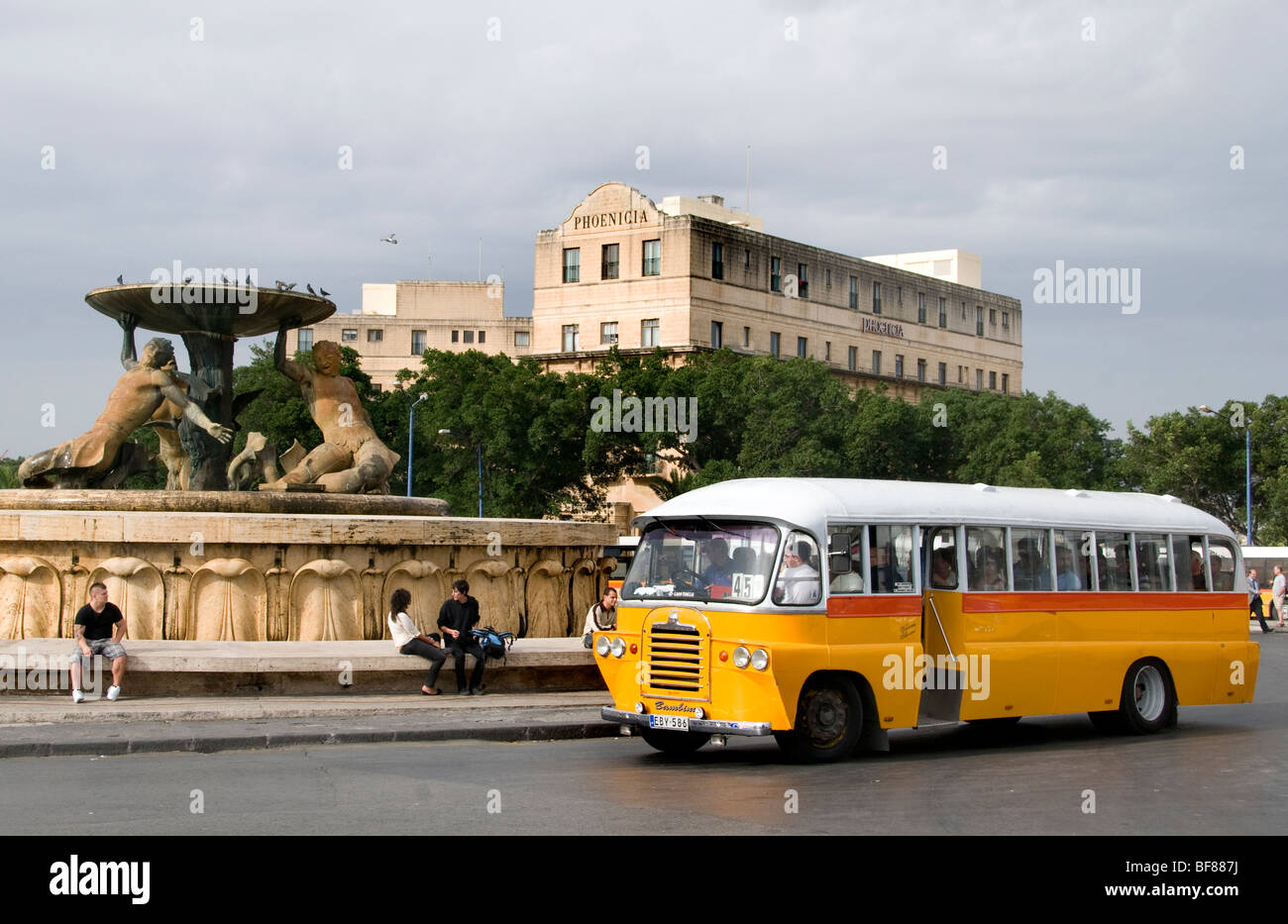 Malte Valletta City Bus de Transport Public jaune Banque D'Images