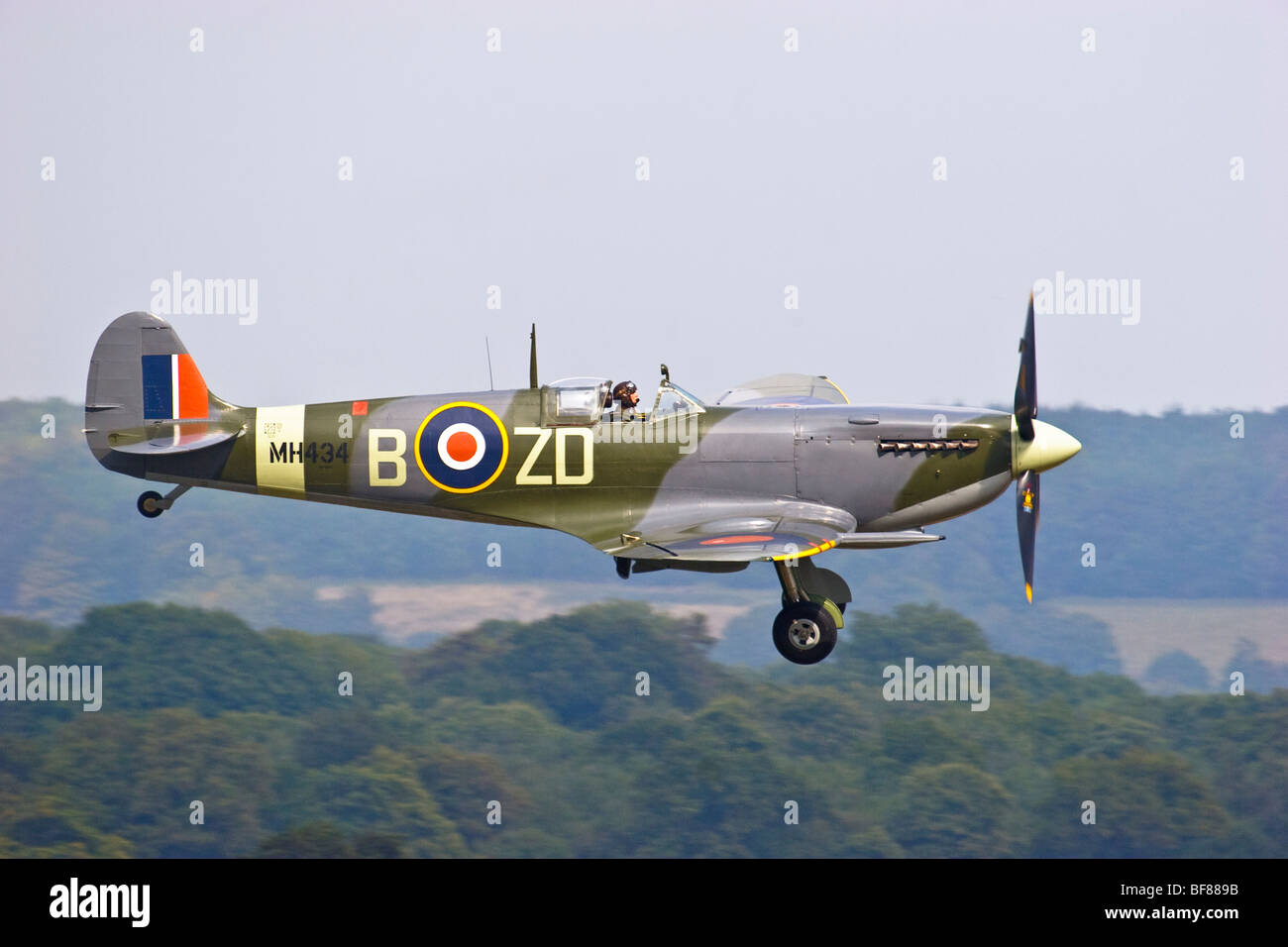Un Spitfire Mk IXB atterrissage à l'aérodrome de Goodwood, Sussex, England, UK 2009 Banque D'Images