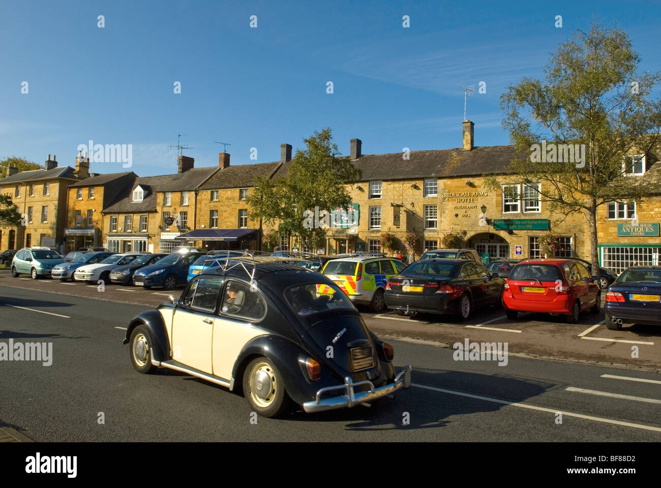 Volkswagen roulant le long de la rue principale à Moreton-in-Marsh Gloucestershire Angleterre Banque D'Images