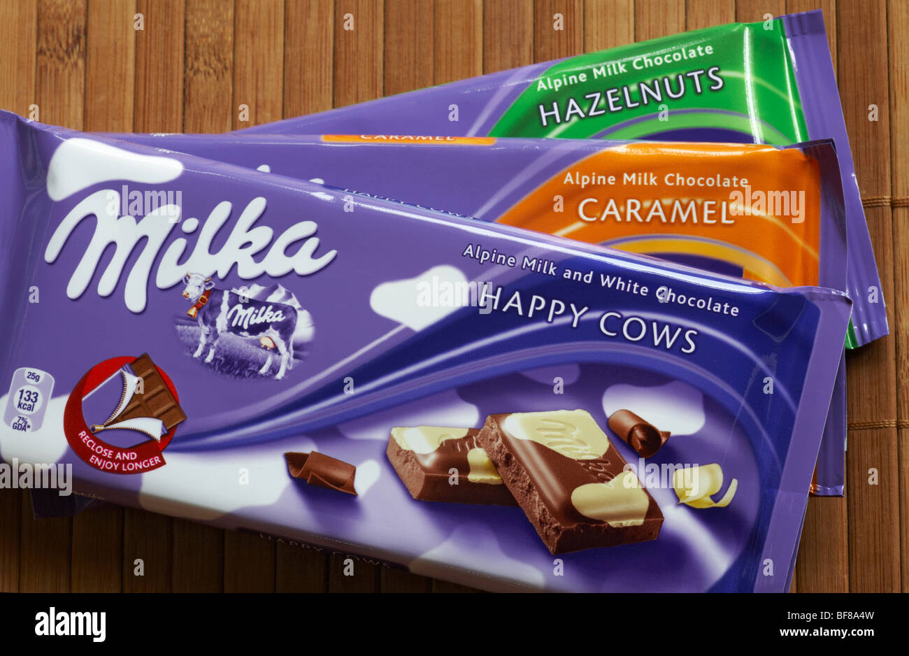 Trio de chocolat Milka par Kraft Foods - Alpine du chocolat au lait caramel, noisettes et chocolat blanc happy cows Banque D'Images