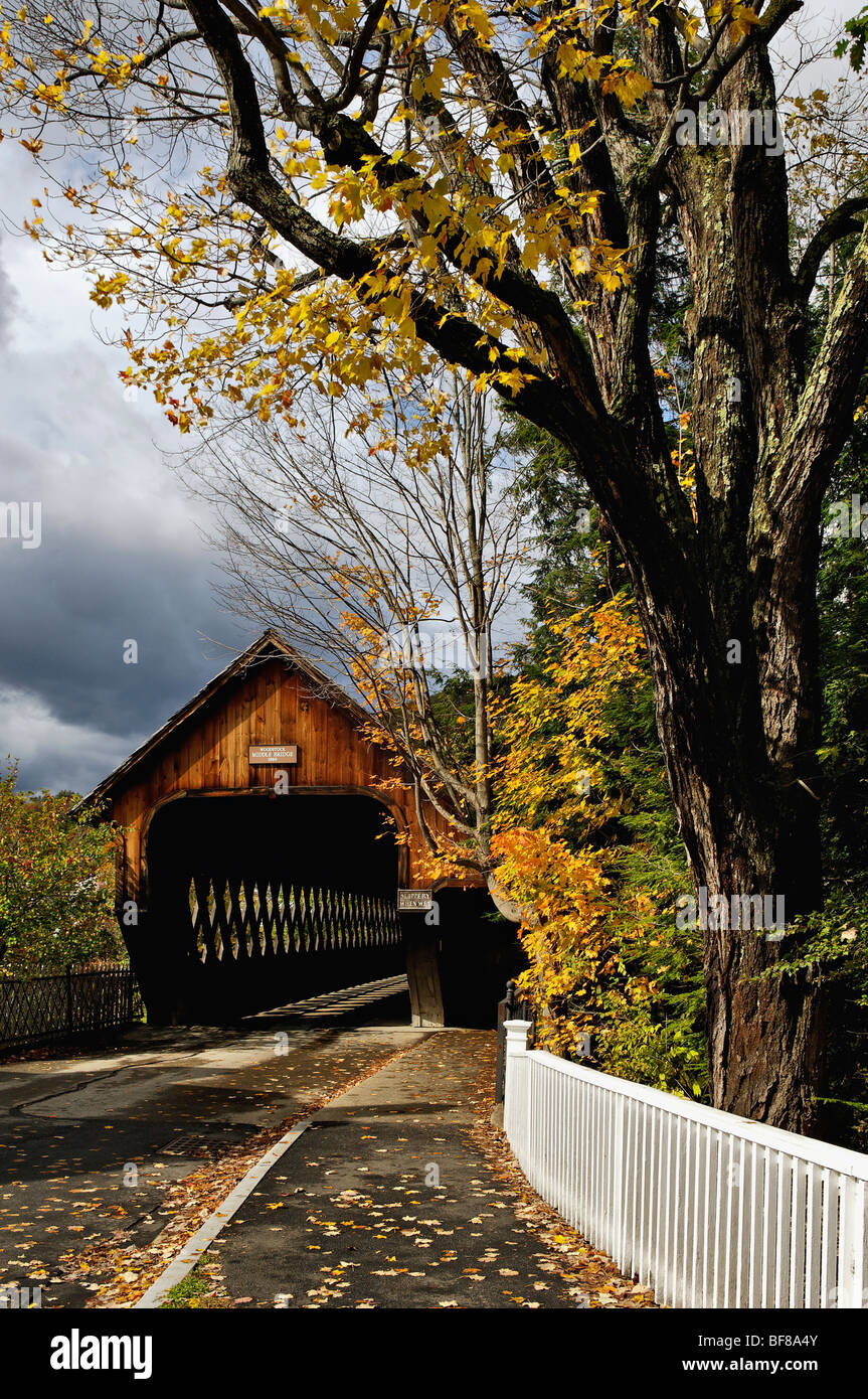 Pont du milieu et la couleur en automne à Woodstock, Vermont Banque D'Images