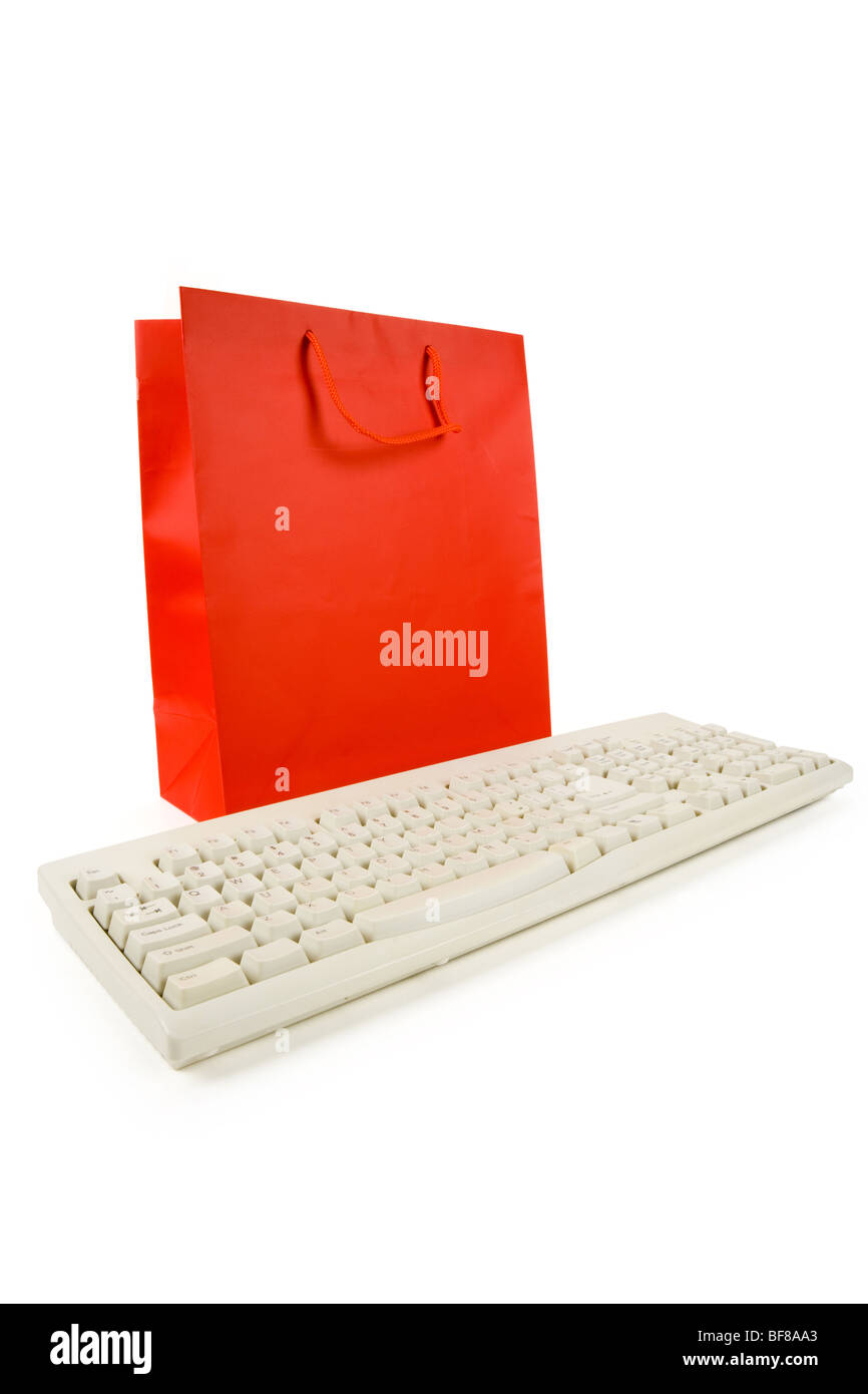 Sac shopping rouge et clavier de l'ordinateur, le magasinage en ligne Banque D'Images