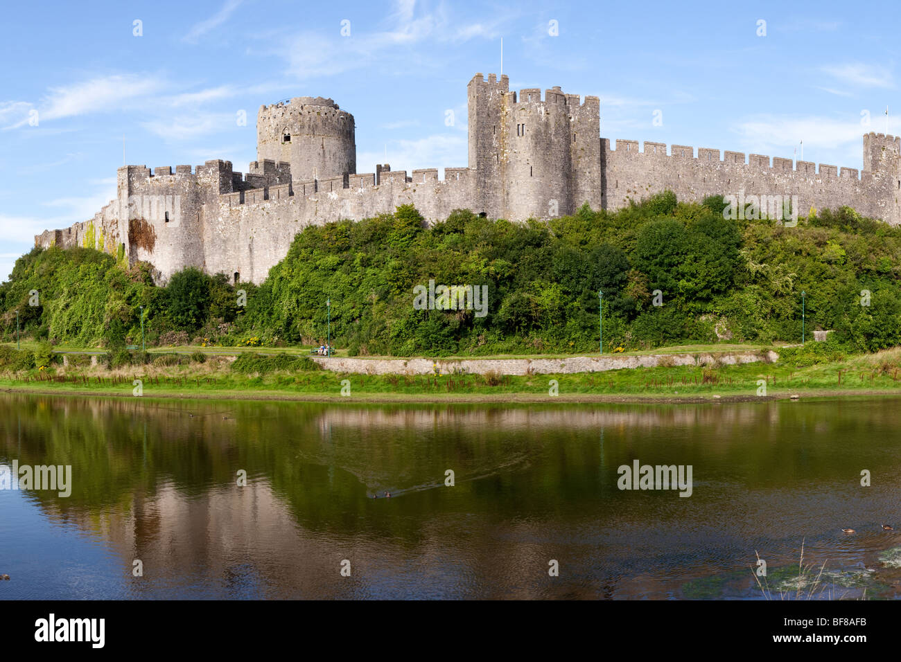 Vue d'ensemble du château de Pembroke Pembroke River, Pembrokeshire, Pays de Galles Banque D'Images