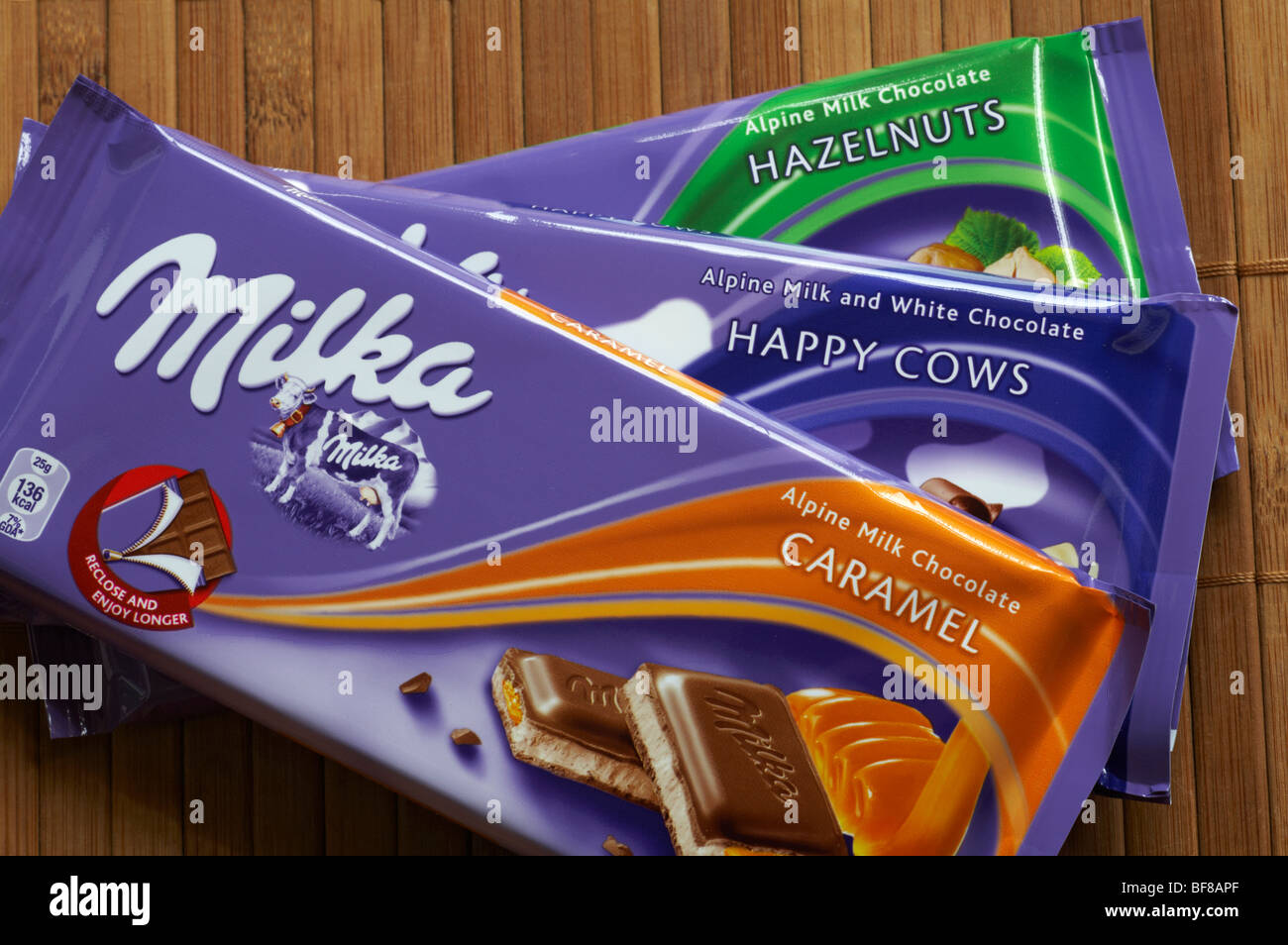 Trio de chocolat Milka par Kraft Foods - Alpine du chocolat au lait caramel, noisettes et chocolat blanc happy cows Banque D'Images