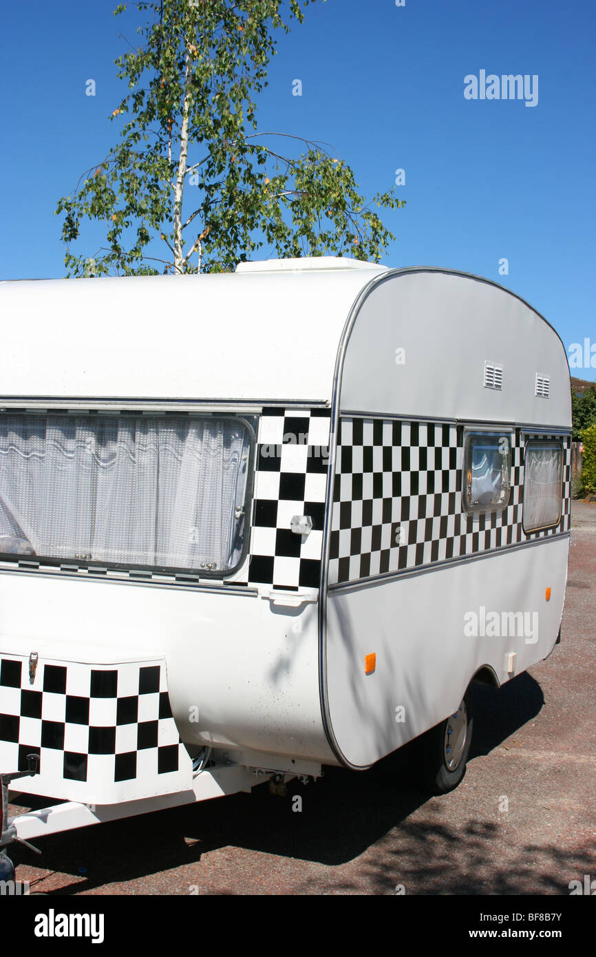 Vieille caravane insolite en France avec motif damier noir et blanc Banque D'Images