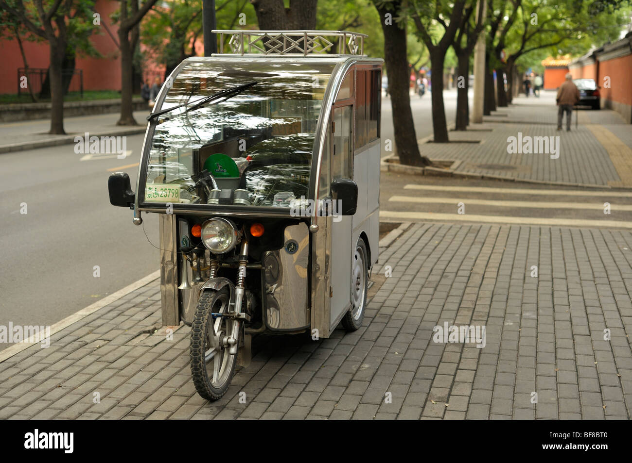 Un tricycle garé sur un trottoir de Dongcheng, Beijing CN Banque D'Images