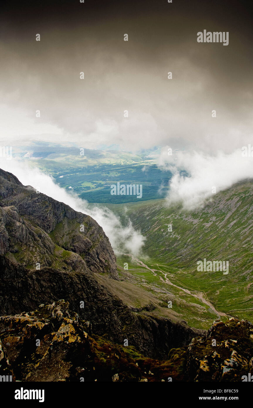 Vue sur la crête de la tour observatoire et Gully, de sommet de Ben Nevis Banque D'Images