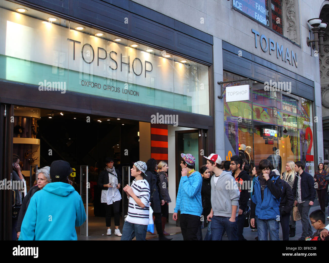 Le Topshop vente au détail mode outlet, Oxford Street, Londres, Angleterre,  Royaume-Uni Photo Stock - Alamy
