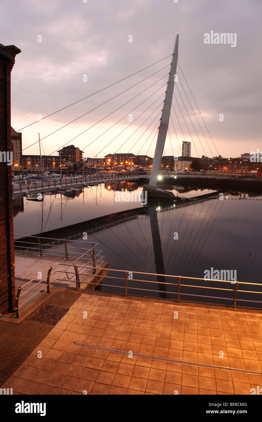 Le Pont de la voile à Swansea SA1 Zone de réaménagement des docks, la nuit, au Pays de Galles UK Banque D'Images