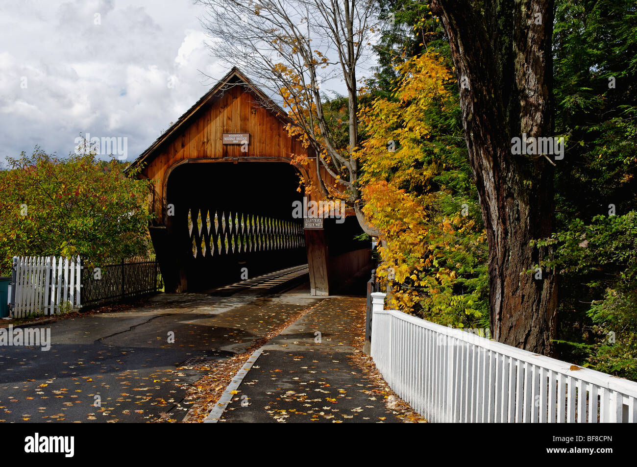 Pont du milieu et la couleur en automne à Woodstock, Vermont Banque D'Images