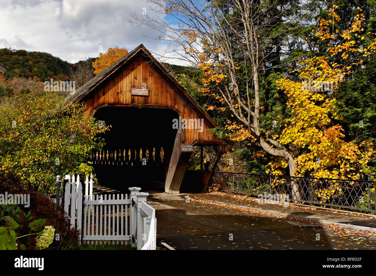 Pont du milieu et la couleur en automne à Woodstock, Vermont Banque D'Images