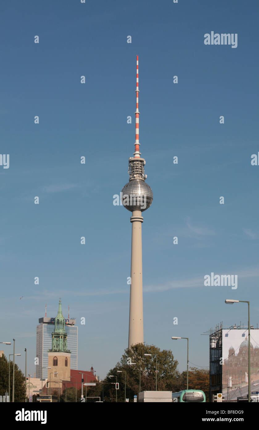 La tour de télévision Fernsehturm Alexanderplatz Berlin Allemagne Banque D'Images