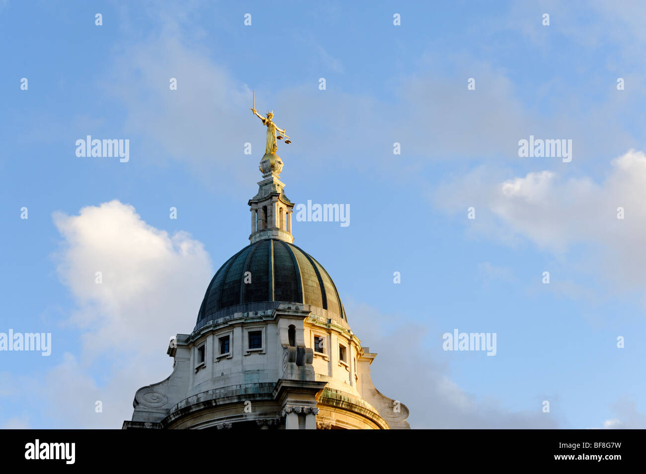 Au sommet de la statue de la Justice Lady Old Bailey, la cour pénale centrale dans la ville de Londres. UK 2009 Banque D'Images