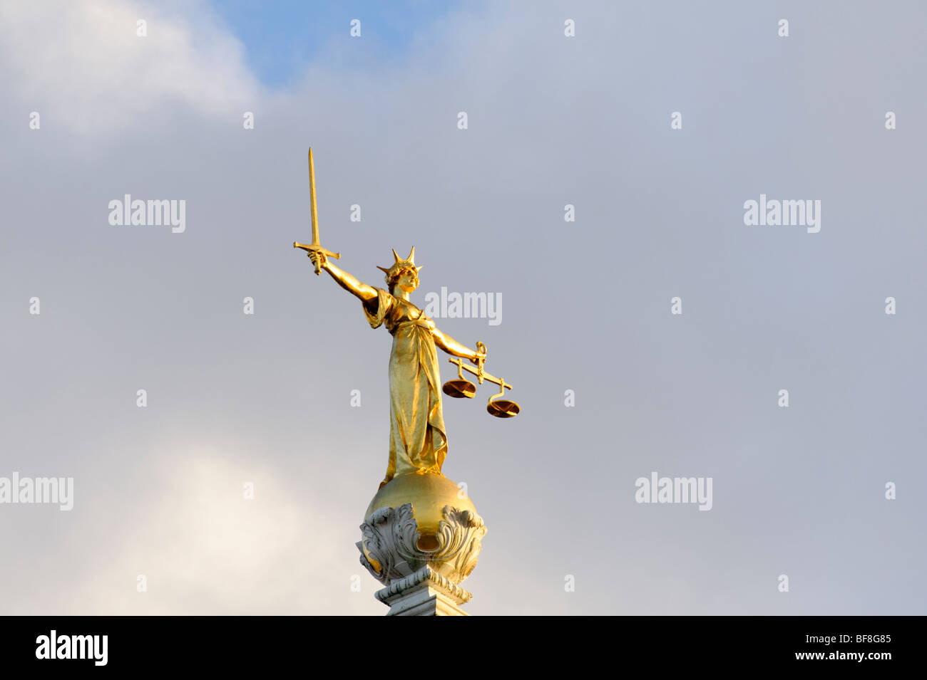 Au sommet de la statue de la Justice Lady Old Bailey, la cour pénale centrale dans la ville de Londres. UK 2009 Banque D'Images