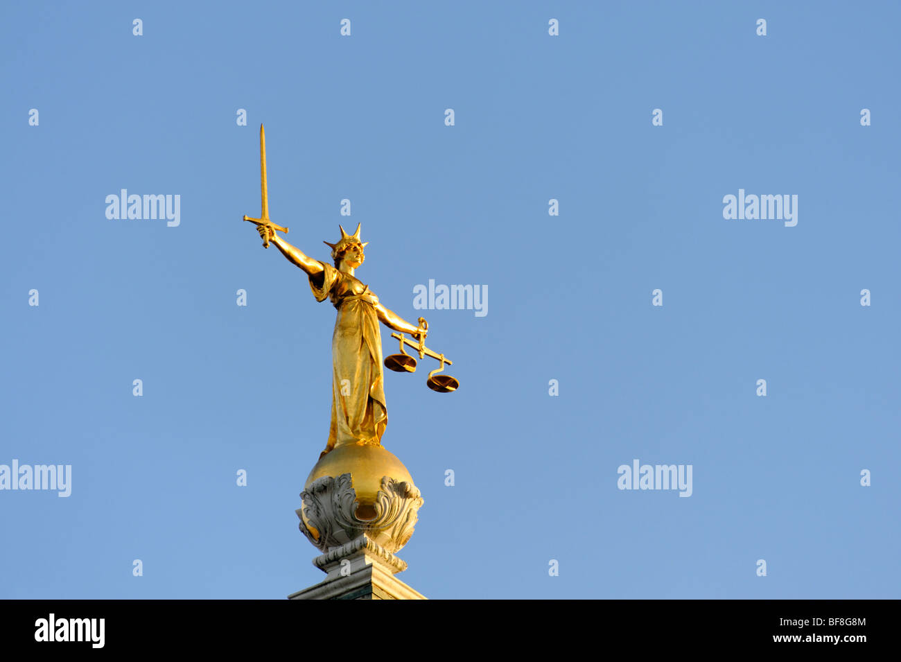 Au sommet de la statue de la Justice Lady Old Bailey, la cour pénale centrale dans la ville de Londres. UK 2009 Banque D'Images