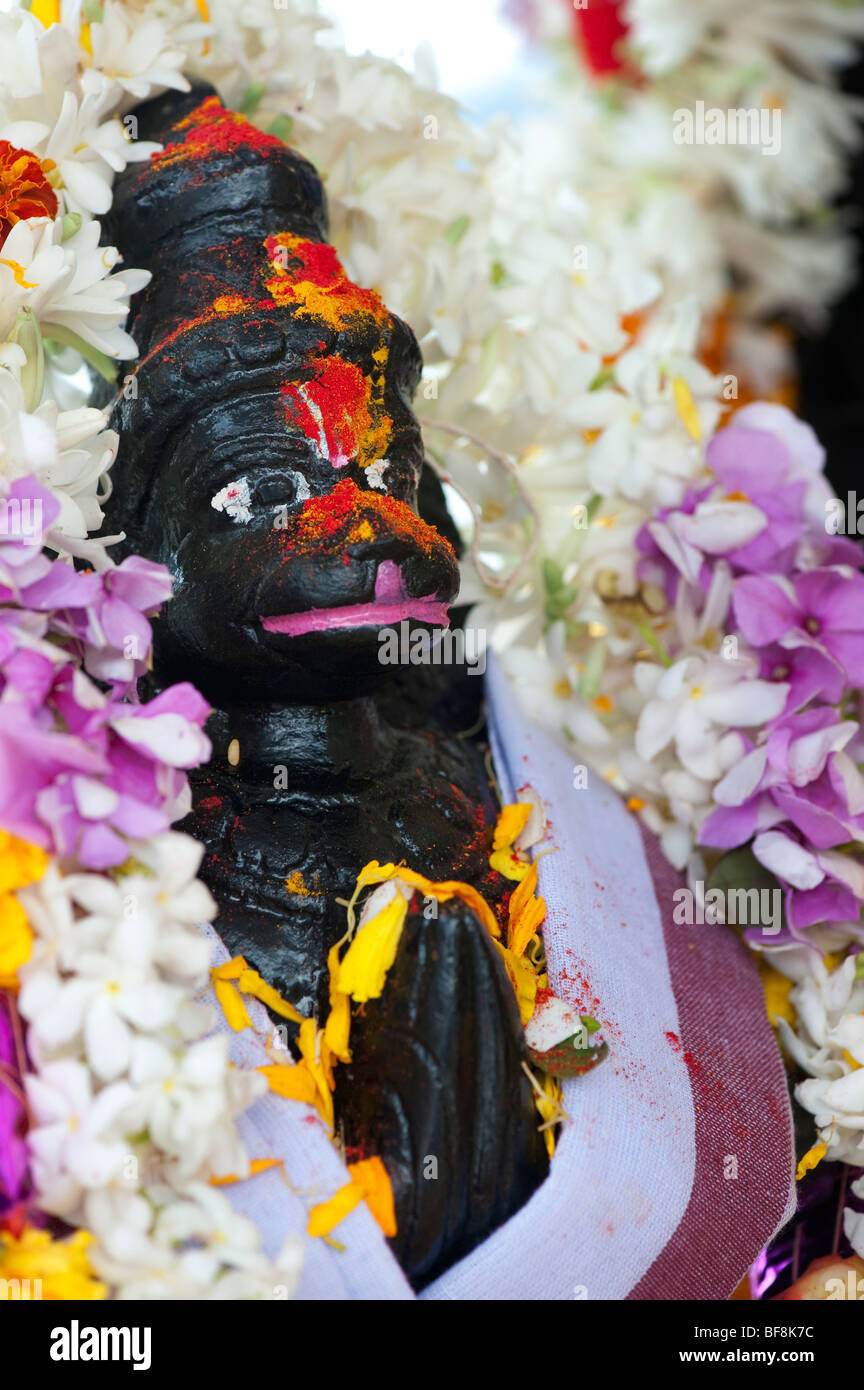 Dieu hindou hanuman temple, orné de fleurs en statue à l'épargne. L'Andhra Pradesh, Inde Banque D'Images