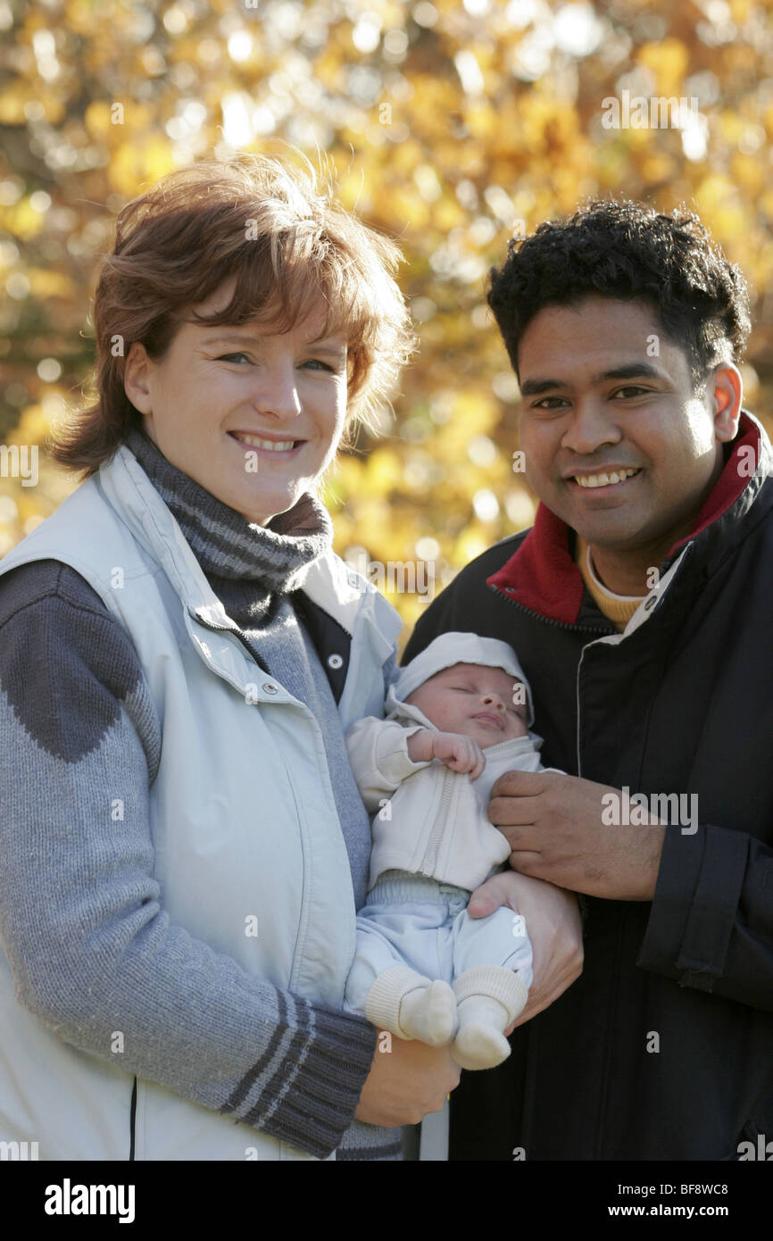 Couple En Noir Et Blanc Avec Mixed Race Bebe Nouveau Ne Seriecvs Photo Stock Alamy