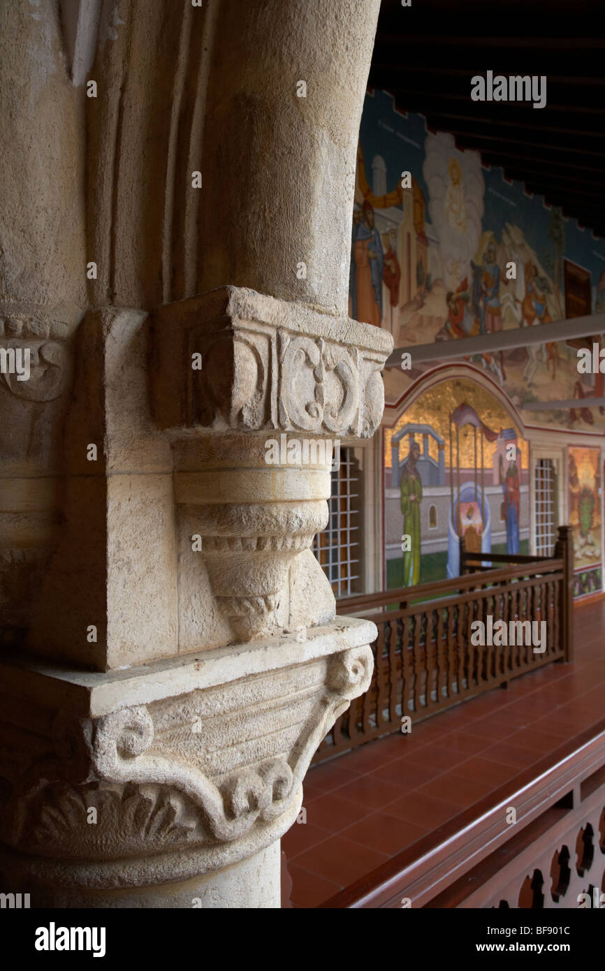 Ornements sculptés pilier dans le cloître de la sainte et Stavropegiac Royal Monastère de la Vierge de Kykkos Banque D'Images