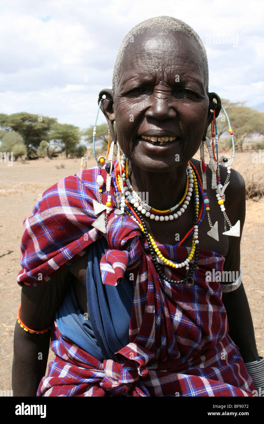 Personnes âgées Femme Masai Dans Engaruka Village, vallée du Rift, en Tanzanie Banque D'Images