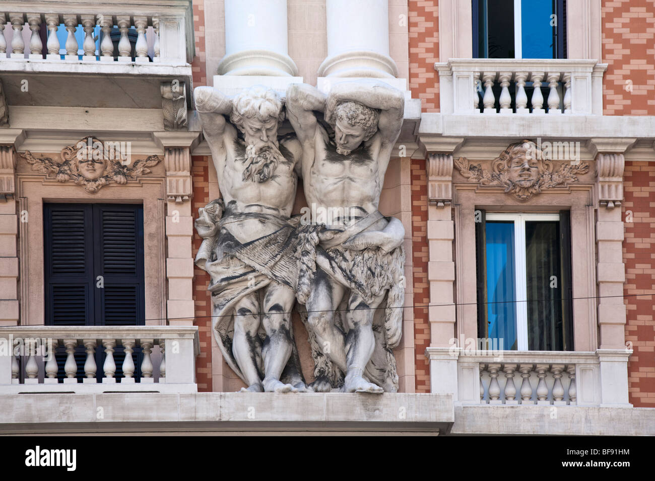 Deux statues utilisées comme partie intégrante de la structure d'appui et de colonnes, Gênes, Italie Banque D'Images