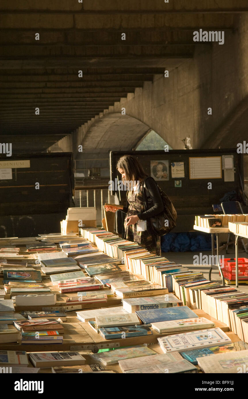 Les gens parcourt second hand books, l'affichage des livres. Londres. Waterloo Bridge. Banque D'Images