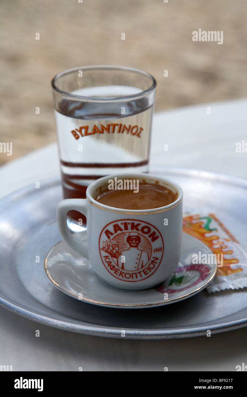 Le café turc connu sous le nom de café chypriote dans la république de  Chypre Europe servi avec un verre d'eau pour boire par la suite Photo Stock  - Alamy