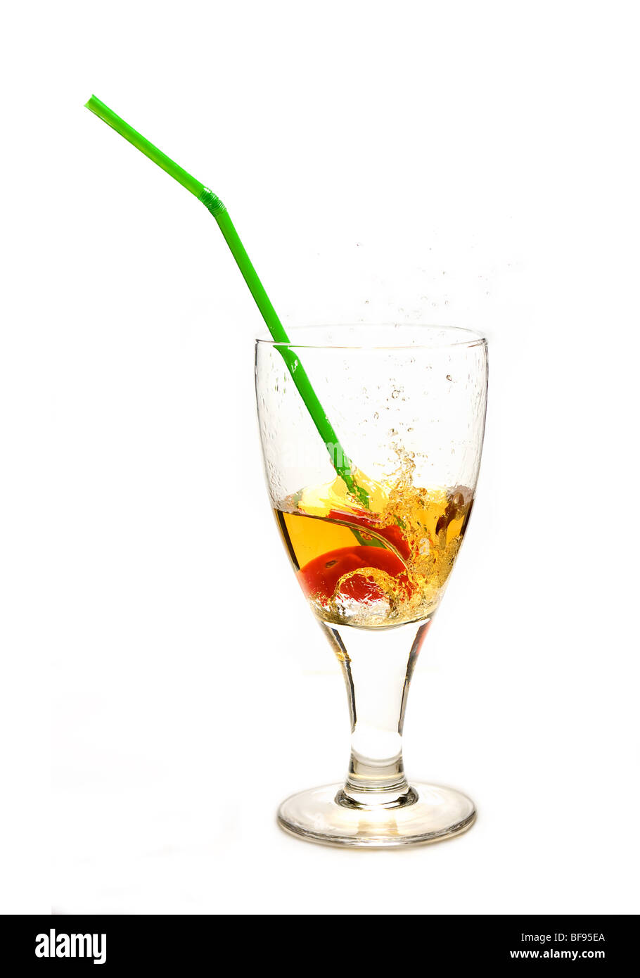 Verre avec un liquide jaune Banque D'Images