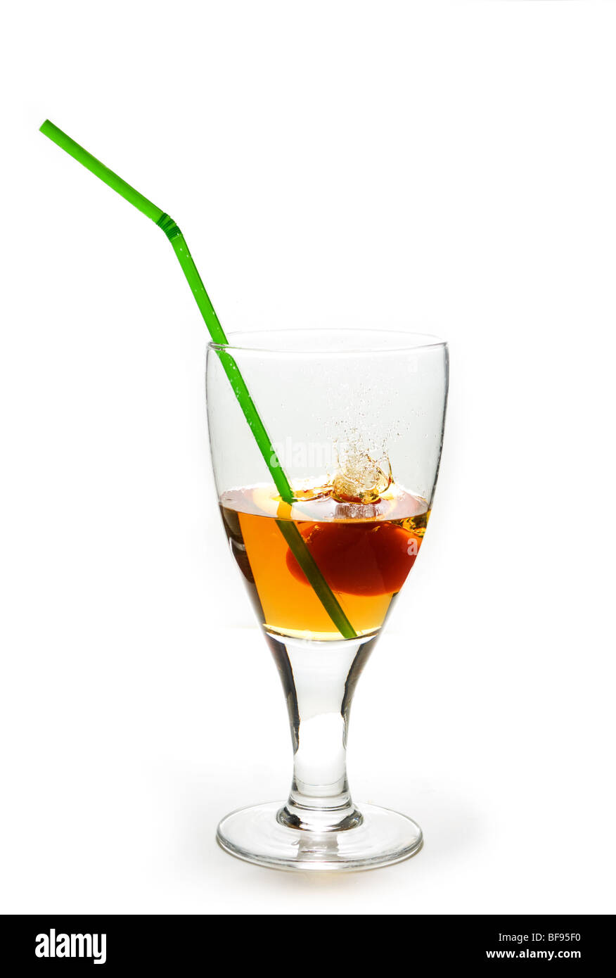 Verre avec un liquide jaune Banque D'Images