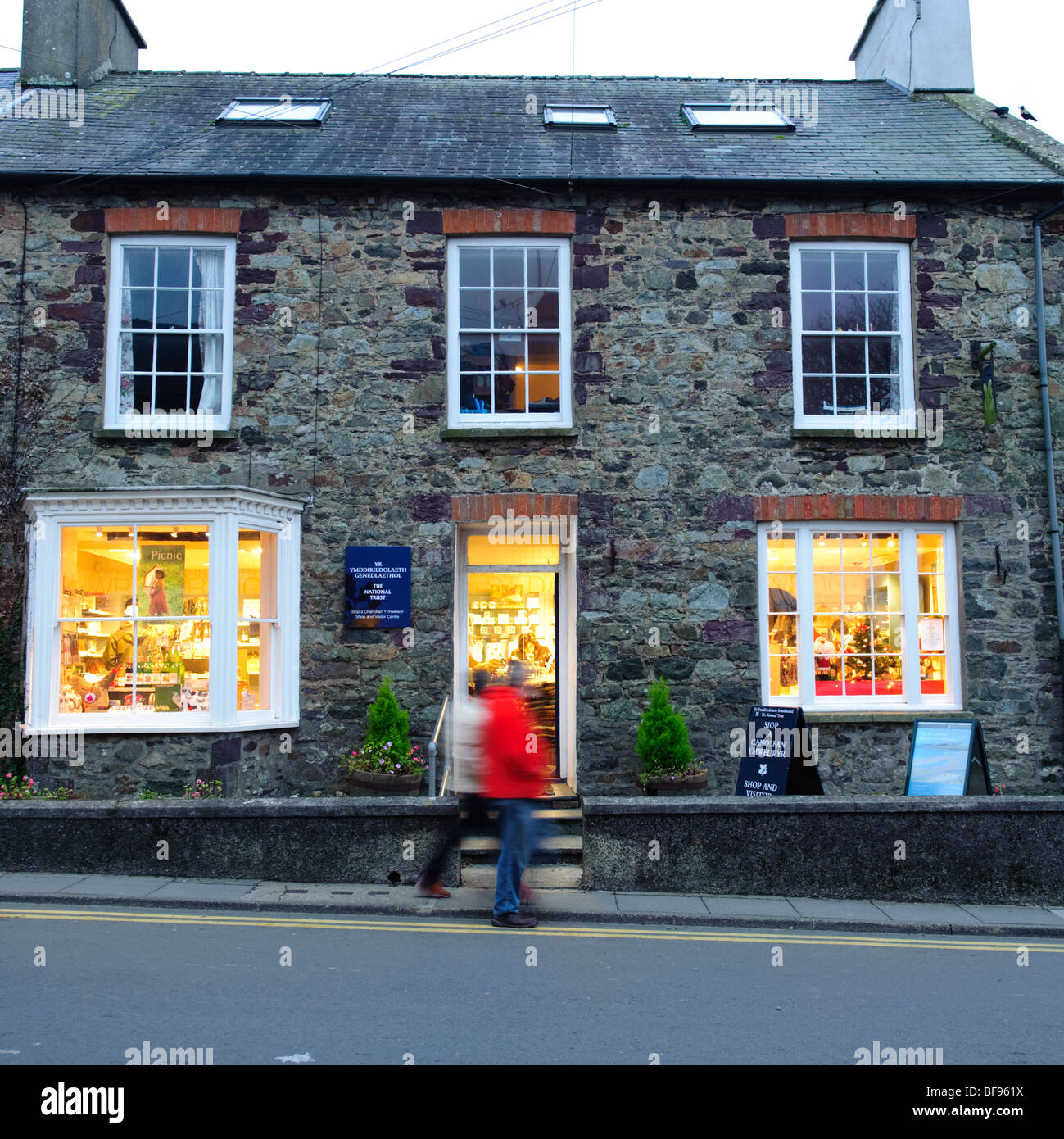 Soir, extérieur, National Trust shop et un centre de visiteurs , St Davids, Pembrokeshire Wales UK Banque D'Images