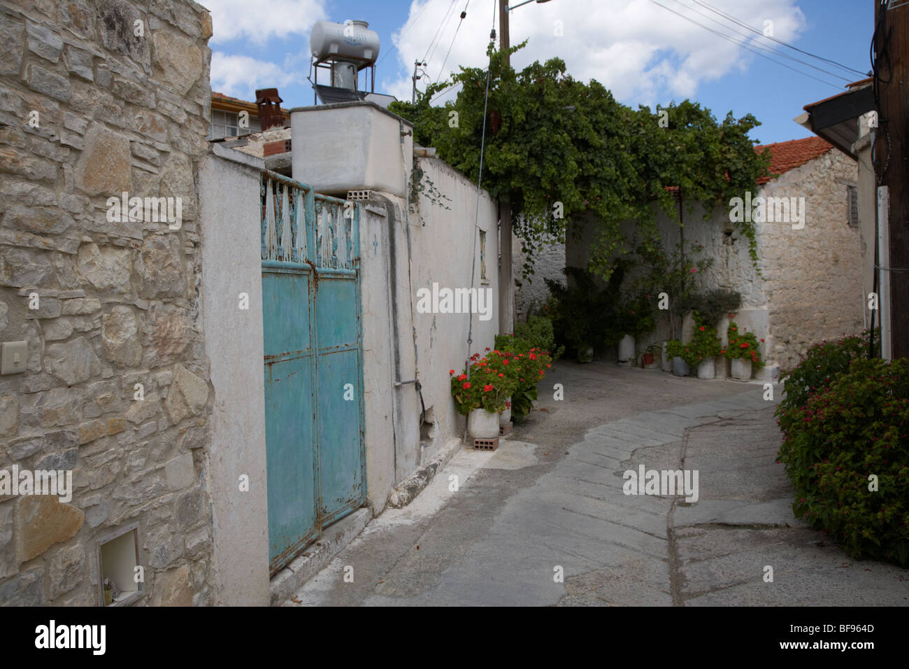 Ruelles de village de montagne traditionnel chypriote omodos troodos village région vin république de Chypre Europe Banque D'Images