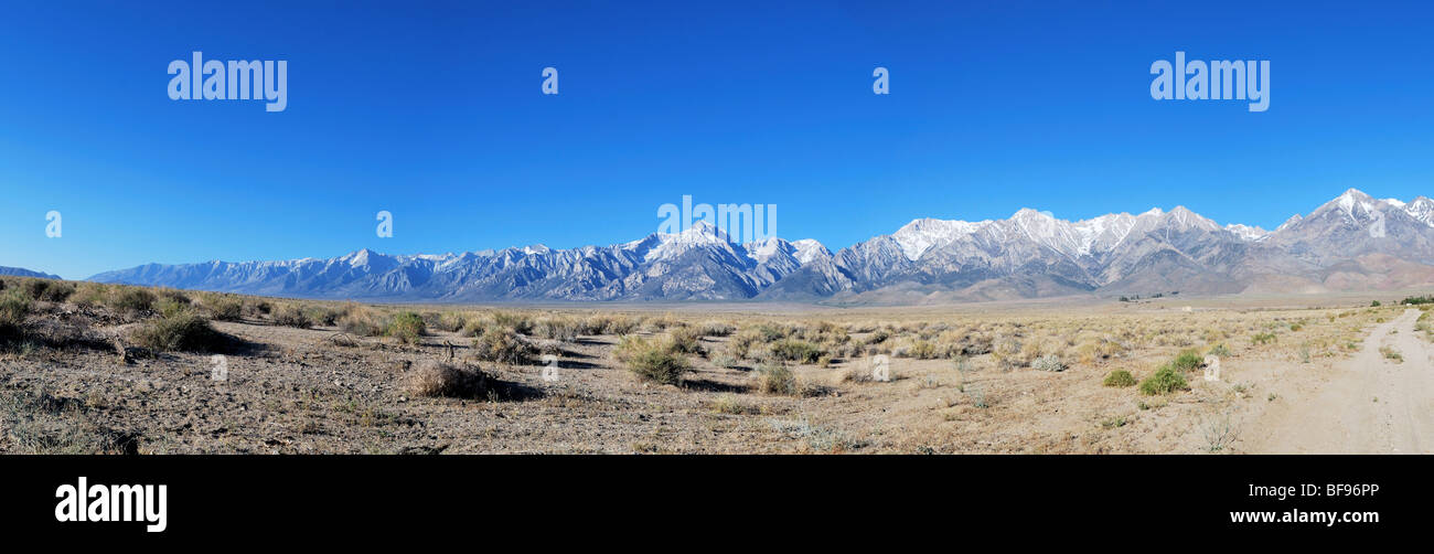 La partie Est de la Sierra Nevada rencontrez le désert de Mojave, près de l'indépendance de la Californie c'est un panorama de l'ensemble des images 5 Banque D'Images