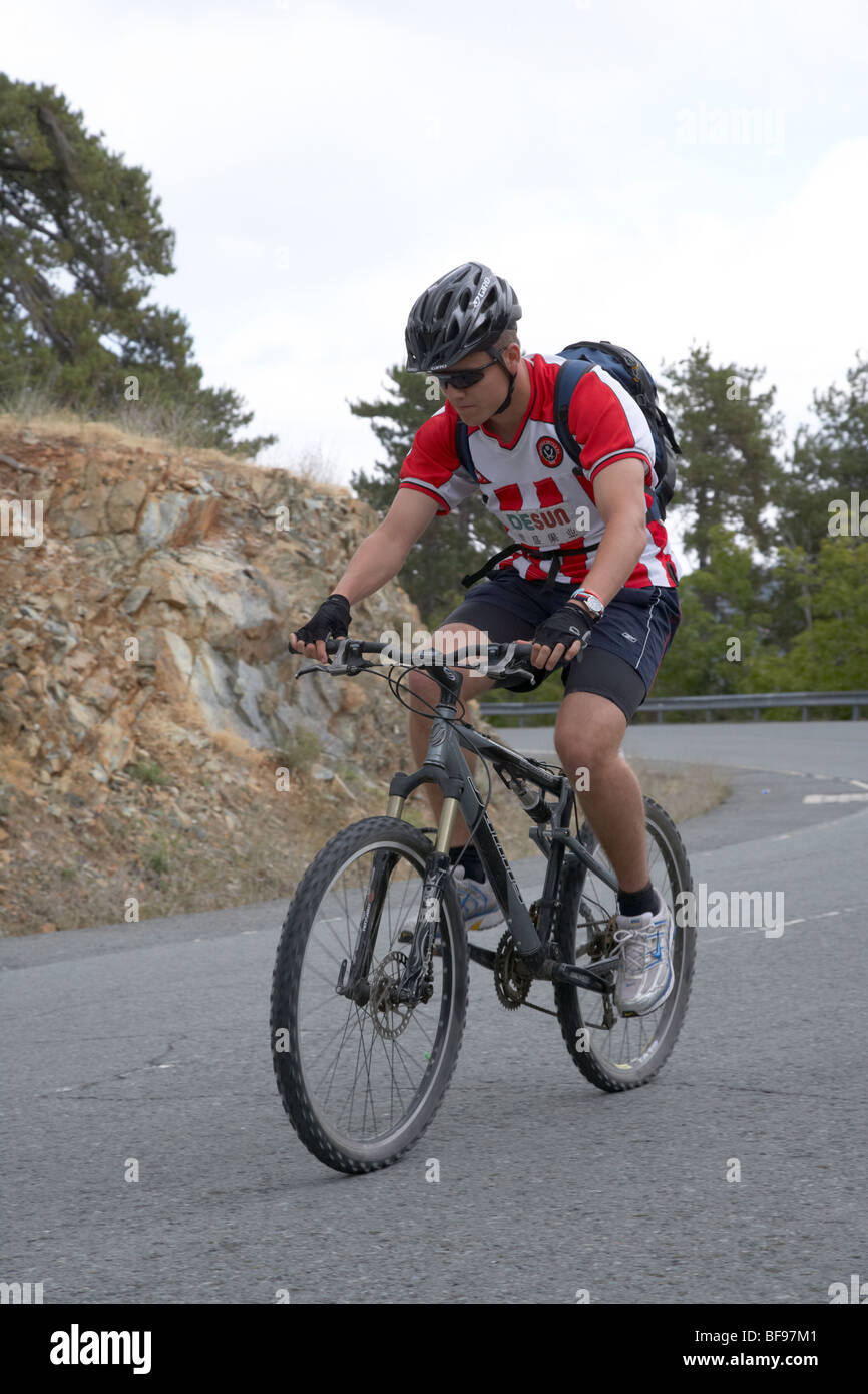 Les hommes britanniques tournées touristiques sur routes de montagnes Troodos vtt square république de Chypre Europe Banque D'Images