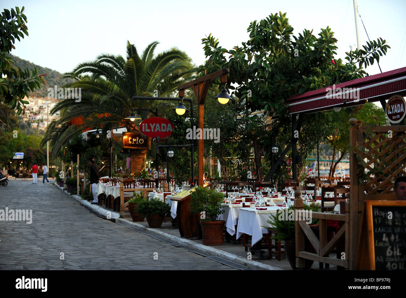 Bars et restaurants près du port à Kalkan Banque D'Images