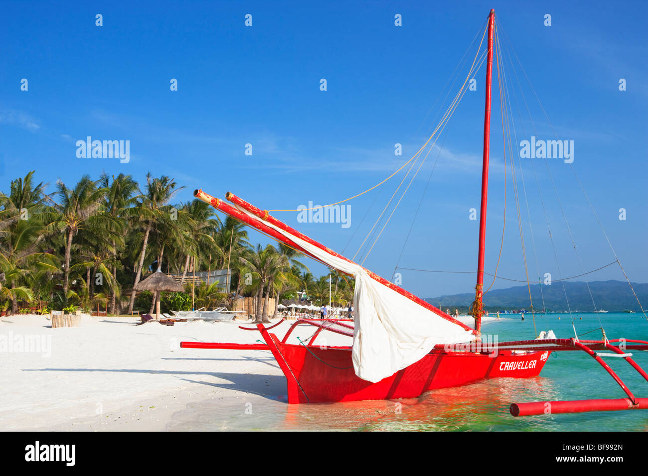 Bateau rouge, de sable blanc et de palmiers ; Le Boracay, Philippines Visayas. Banque D'Images