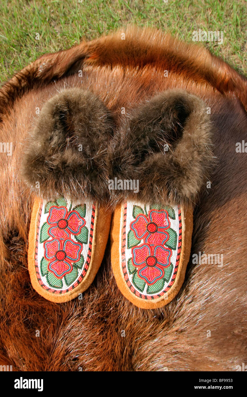 Les mocassins de Moosehide bordée de fourrure de castor et décorées avec  des fleurs en perles Photo Stock - Alamy