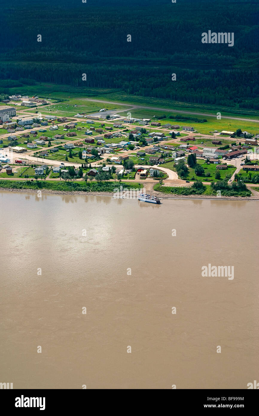 Riverboat se trouve à quai le long du fleuve Mackenzie à Fort Simpson, un village de l'Extrême-Arctique au Canada Banque D'Images