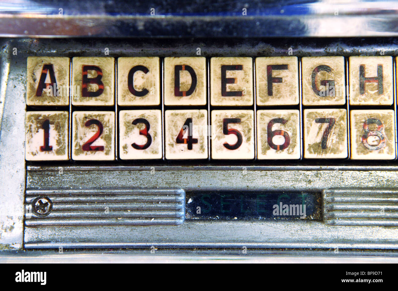 Les boutons d'un vieux juke-box Voir la saleté et la crasse des années d'utilisation Banque D'Images