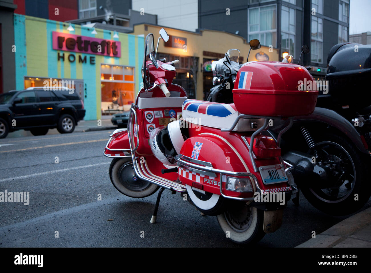 Vespa PX 150 stationnée sur la colline du Capitole, Seattle, Washington Banque D'Images