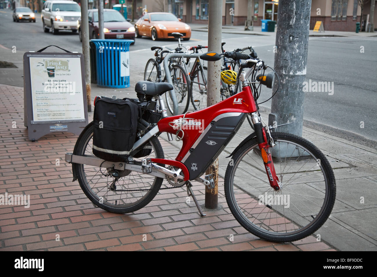 Vélo électrique, eBike, garée sur le trottoir en brique et enchaîné à pôle, Ballard, Seattle, Washington Banque D'Images