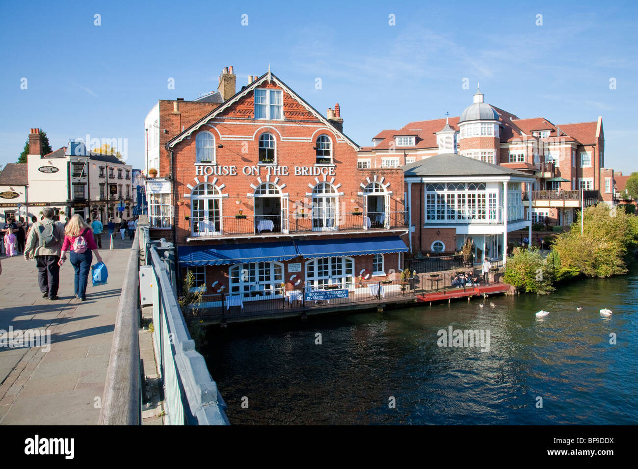 Maison sur le pont restaurant près de Eton Bridge sur la Tamise, Windsor UK Banque D'Images