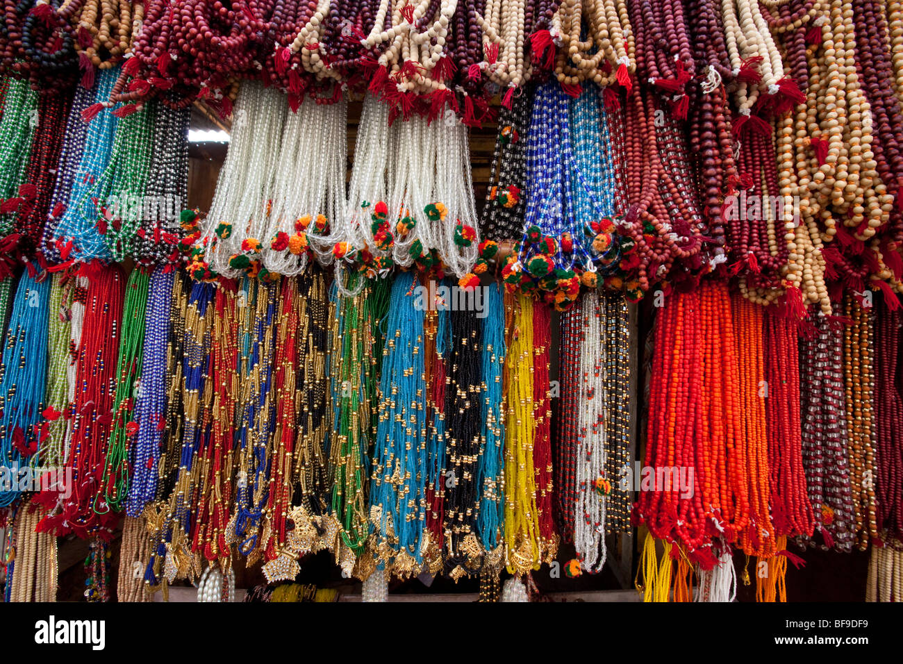 Necklace vendeur au Pushkar Mela à Pushkar au Rajasthan Inde Banque D'Images