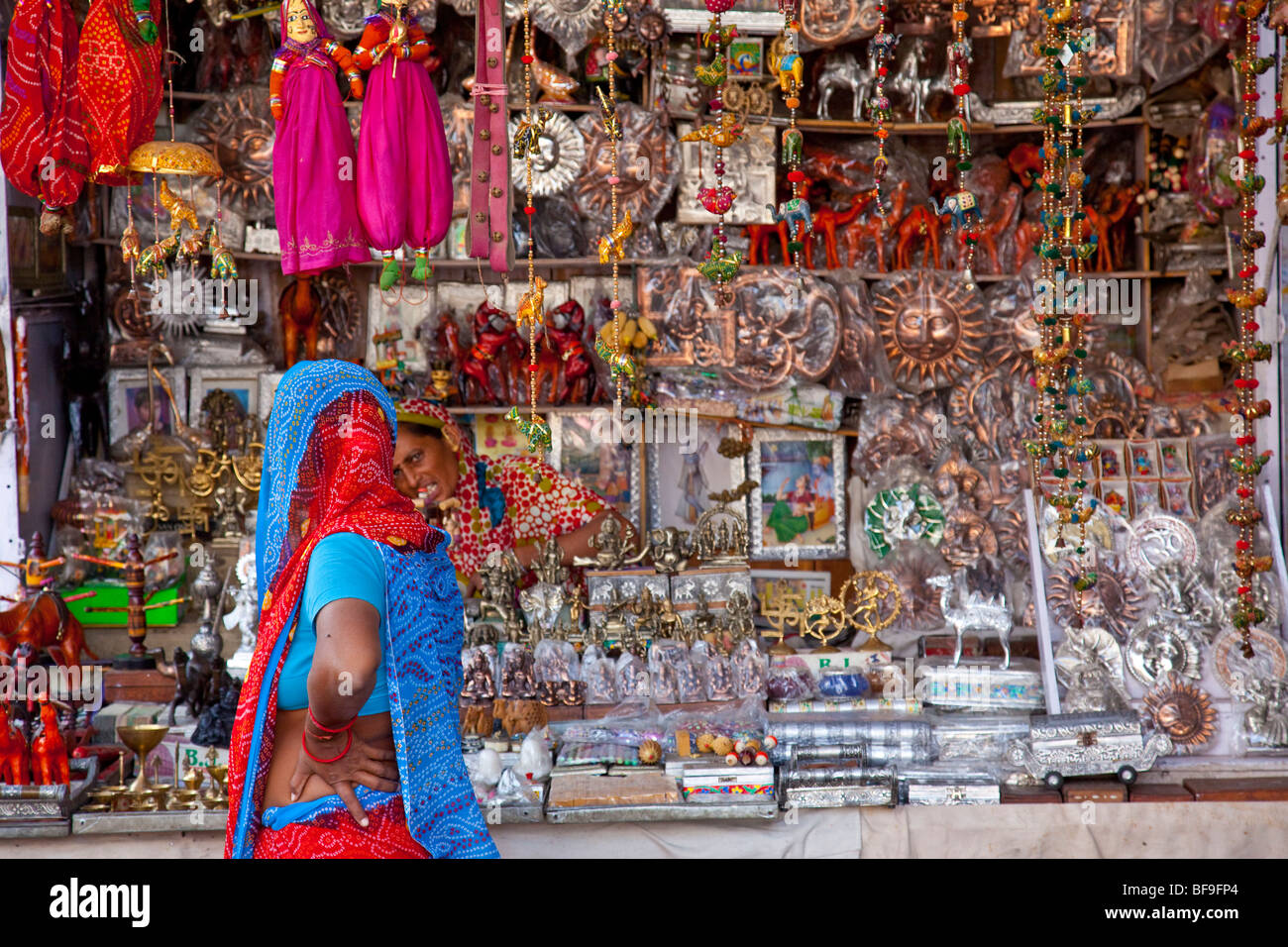 Boutique de souvenirs à la Pushkar Mela à Pushkar au Rajasthan Inde Banque D'Images
