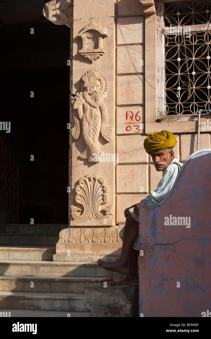 Homme Rajput en face d'un temple hindou à Pushkar au Rajasthan Inde Banque D'Images